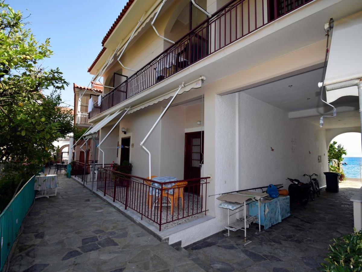 Mega Apartments Tiros Luaran gambar
