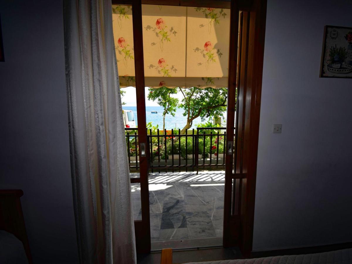 Mega Apartments Tiros Luaran gambar