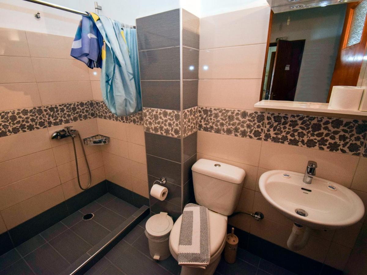Mega Apartments Tiros Luaran gambar