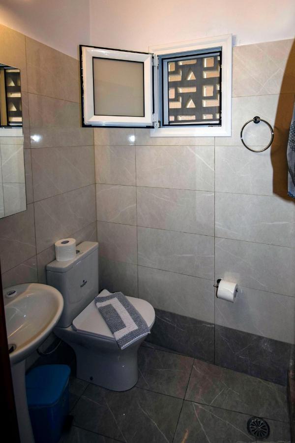 Mega Apartments Tiros Luaran gambar